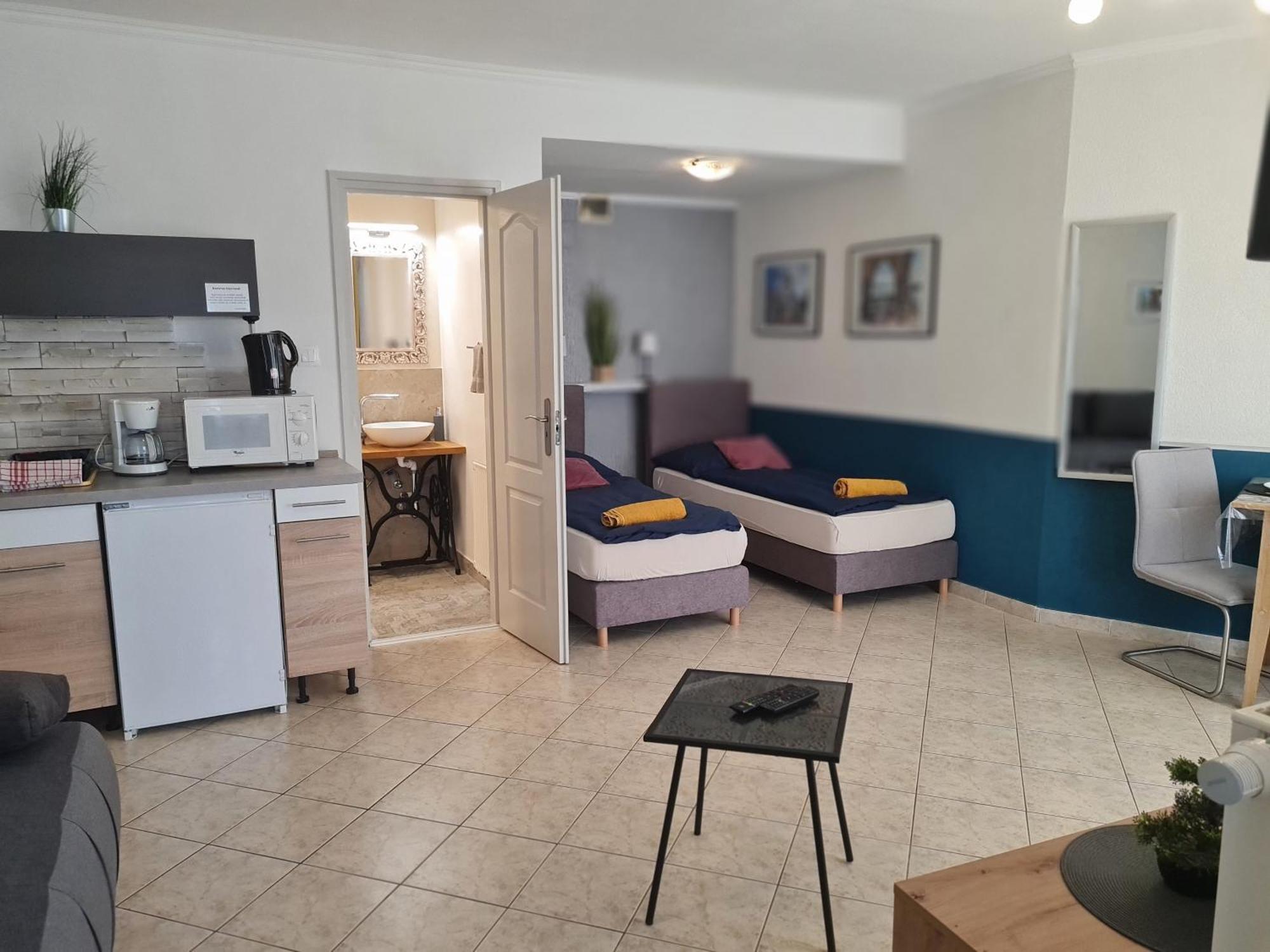 Csever Apartman Тата Екстериор снимка