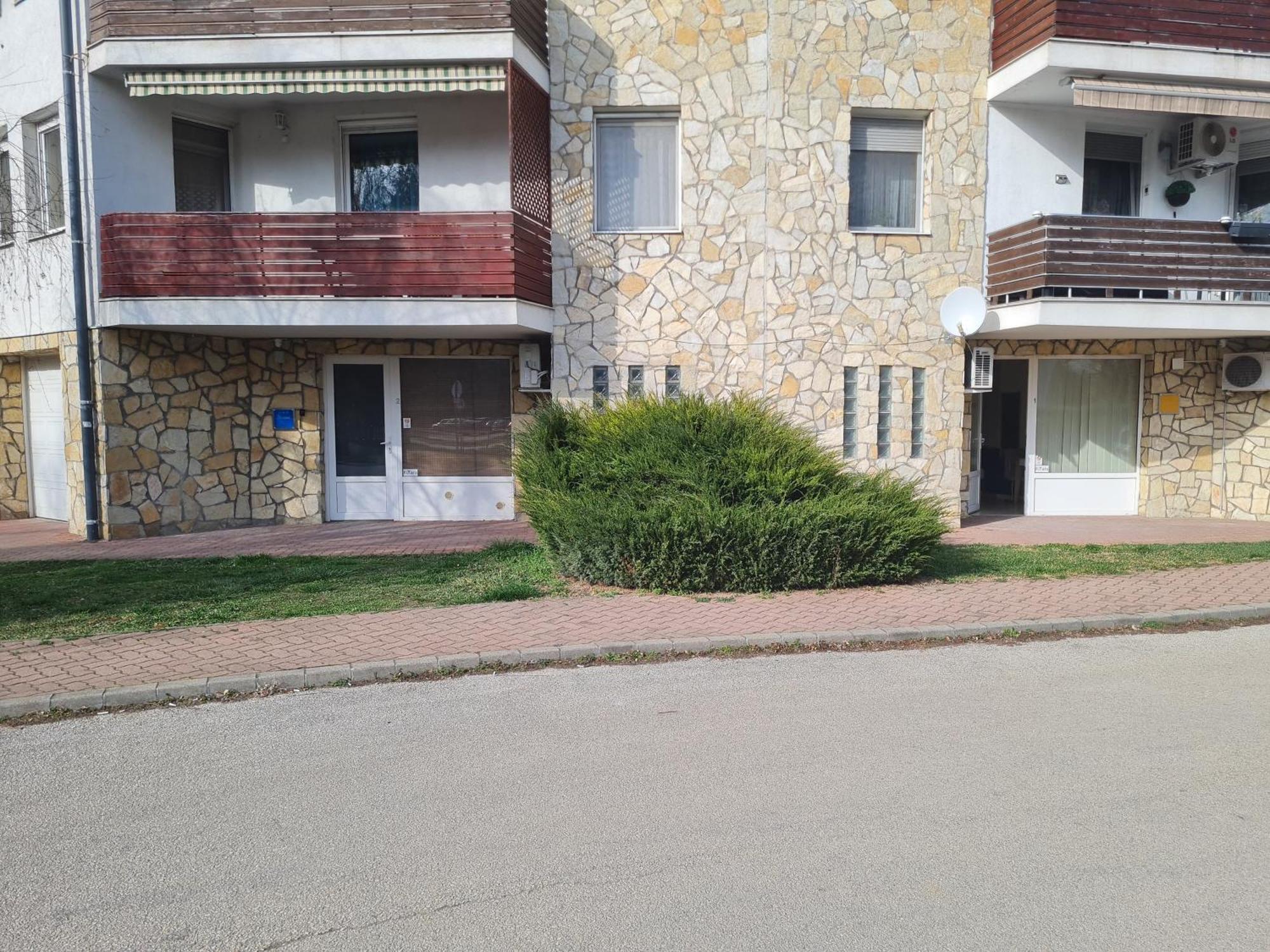 Csever Apartman Тата Екстериор снимка