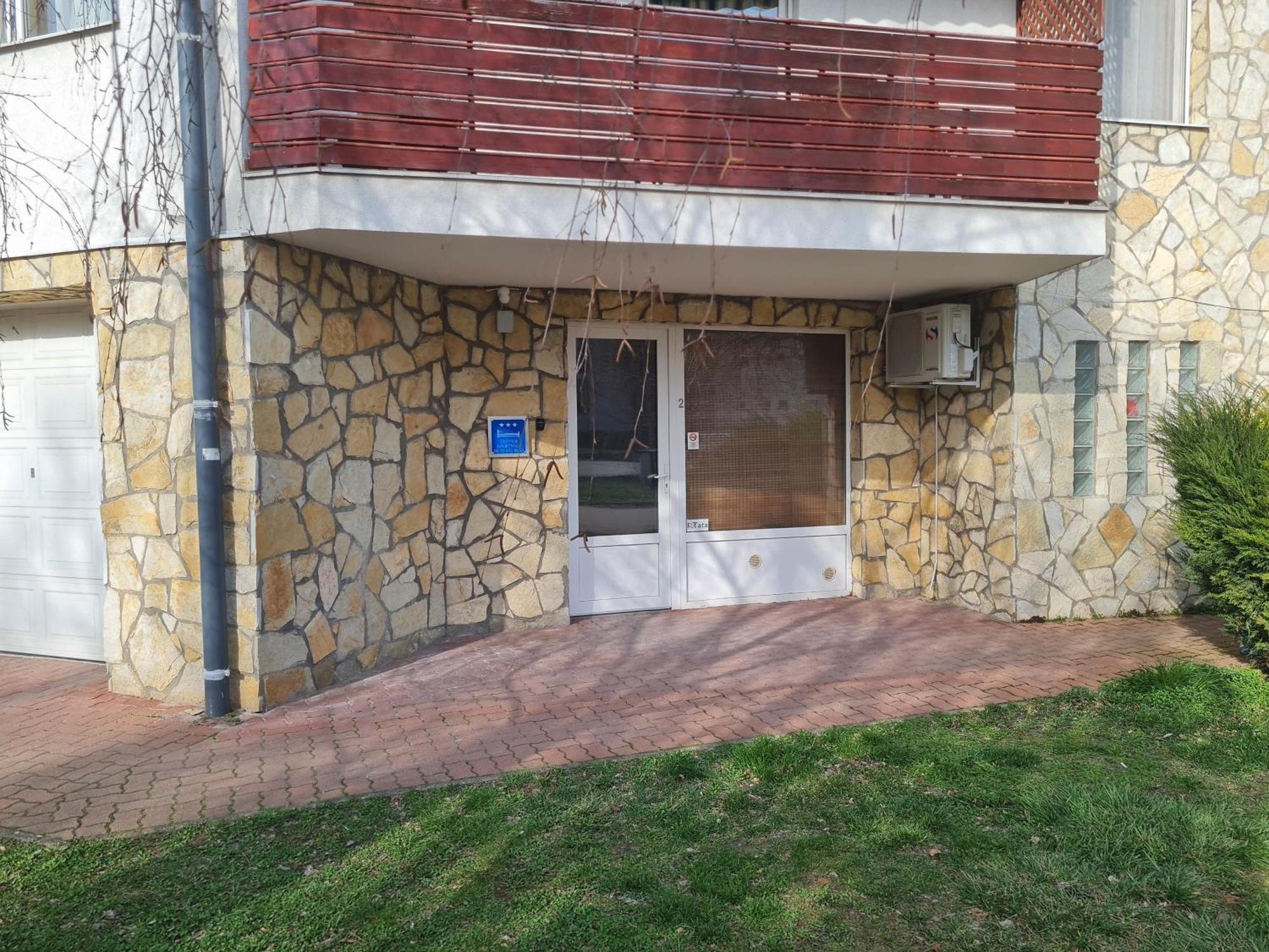 Csever Apartman Тата Екстериор снимка